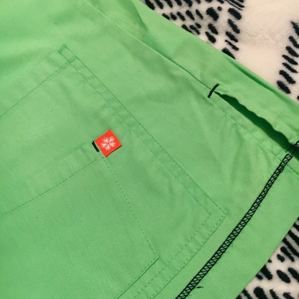 Scrub Top - Picture 2 of 3